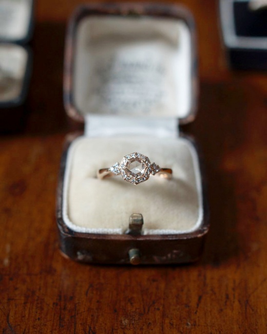 八角形に取り巻きダイヤでサイドメレー