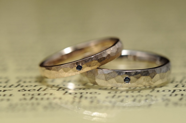 鎚目とサファイアの結婚指輪