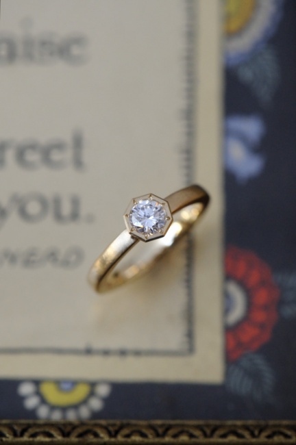 八角形のエンゲージリング