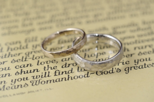 鎚目とV字ウェーブの結婚指輪