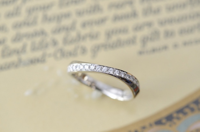 ハーフエタニティのウェーブリング