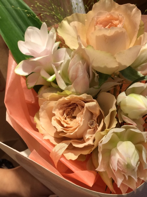 バラの花束とローズカットダイヤモンド