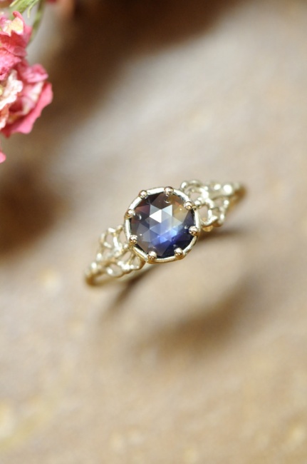 サファイアのリングと追記：18時にて閉店いたします。