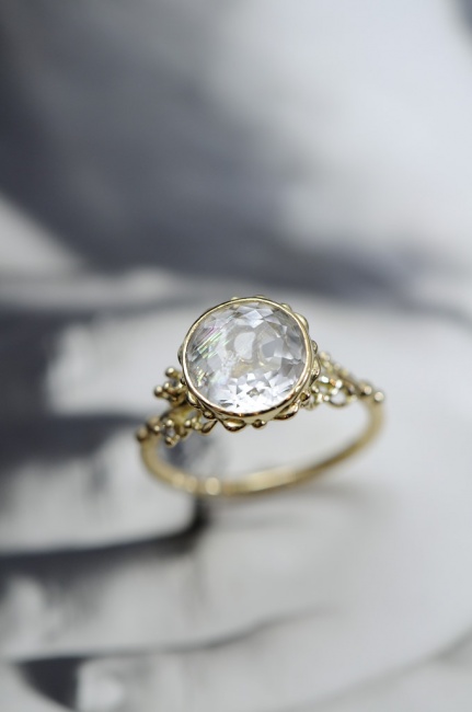 レインボートパーズのリングと年末年始のお知らせ