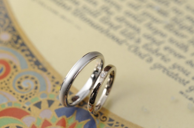 結婚指輪　少し大きめの彫留ダイヤ