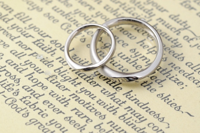 結婚指輪　ひねりとテクスチャ