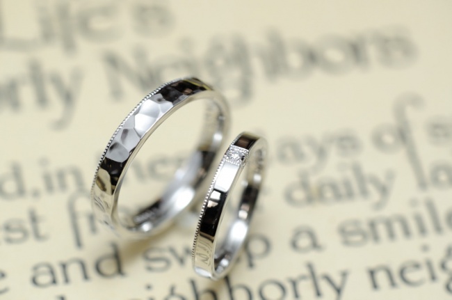 結婚指輪　キラキラ鎚目と平打ち