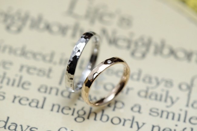 結婚指輪　キラキラ鎚目