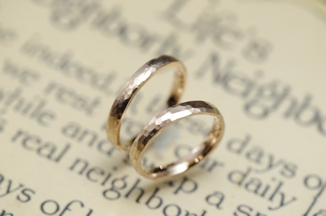 結婚指輪　道具を使って様々なテクスチャ