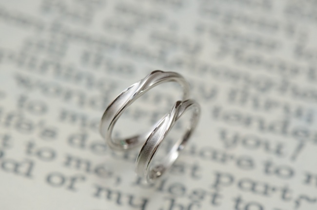 結婚指輪　指の流れに沿って