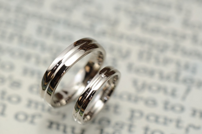 結婚指輪　内側に誕生石を