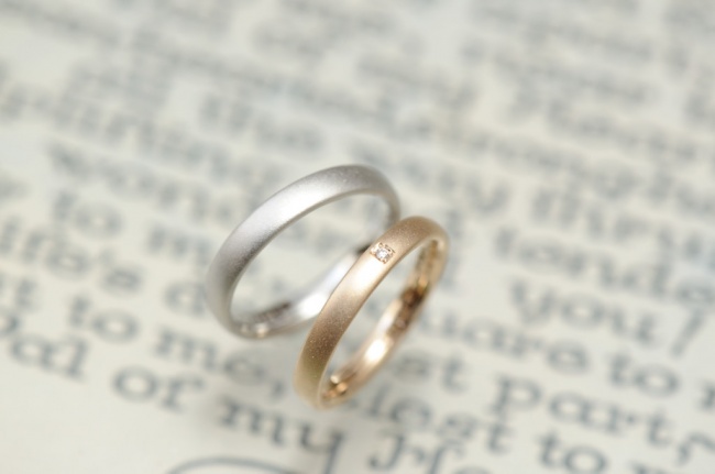 結婚指輪　ローズとプラチナとサンドブラスト