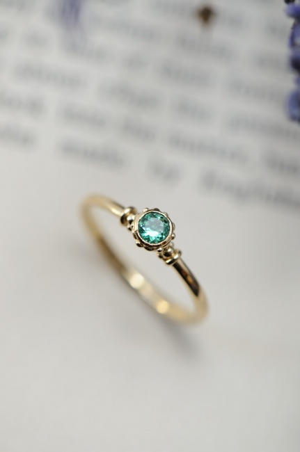 店頭エメラルド改めてと本日の営業時間