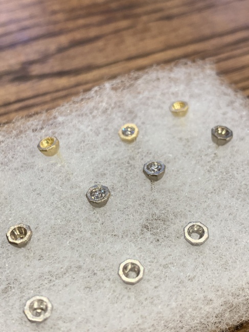 オクタゴンピアスを準備中