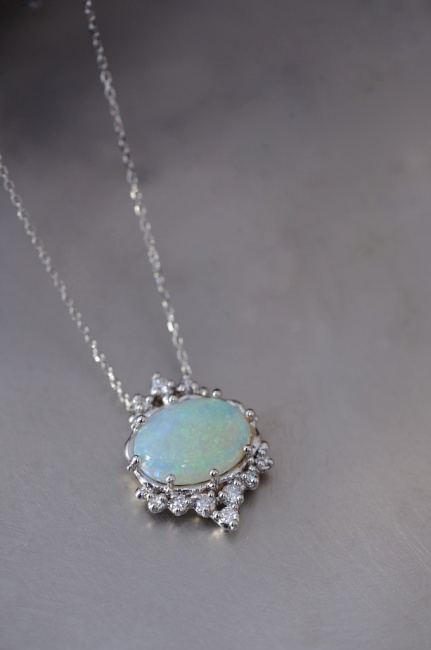 オパールのペンダント
