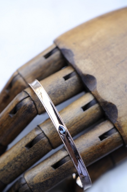 アレキサンドライトのバングルと金曜日の営業時間について