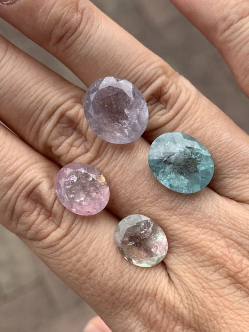 今日は石を仕入れに