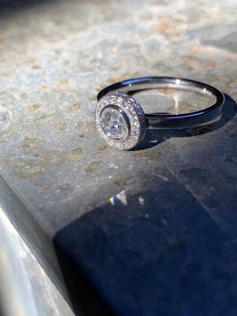 雨ですねーと明日は18時までと10/20は臨時休業です。