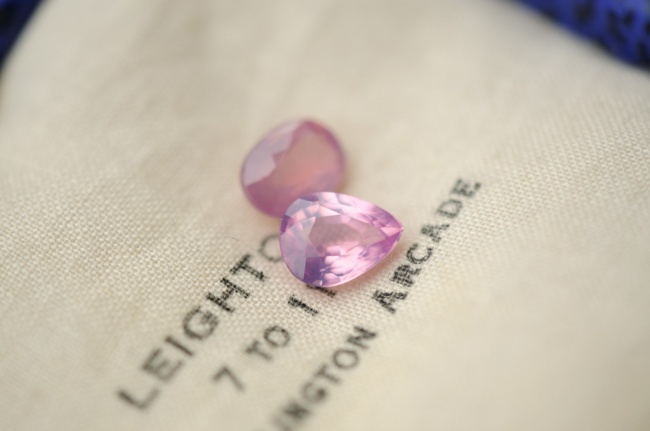 明日10/20は臨時休業となります。と昨日の石たち