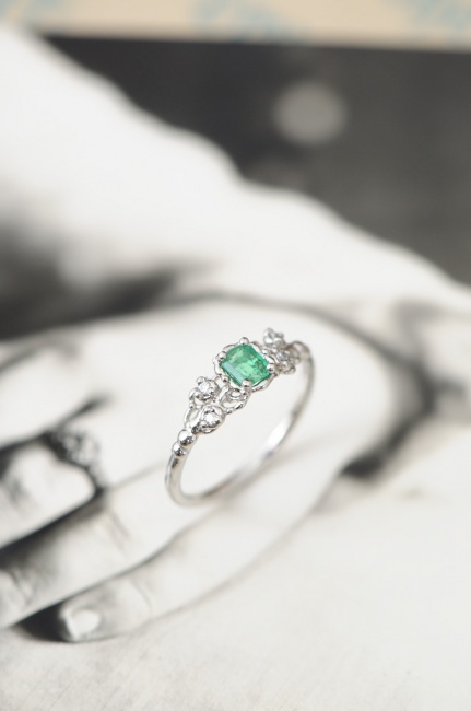 エメラルドの指輪　と本日は18時まで