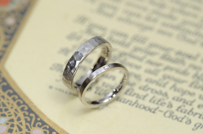 結婚指輪　平打ちタイプ　鎚目とブラシ仕上げ