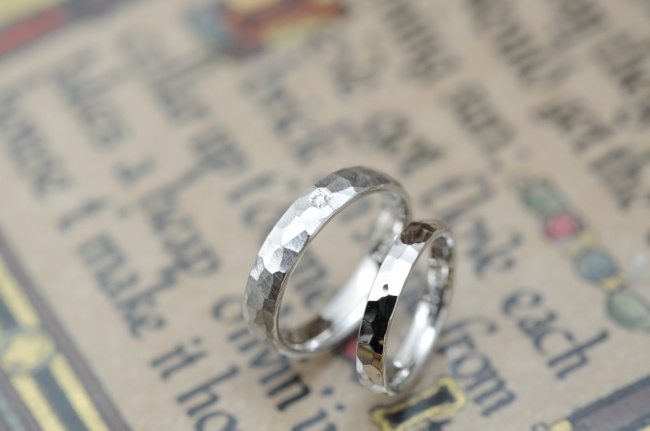 結婚指輪　鎚目マットと鏡面仕上げ