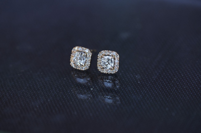 クッションダイヤのピアス