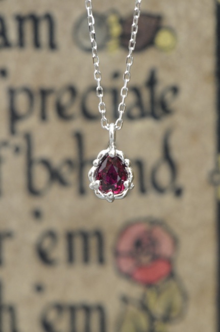 ルビーのペンダント