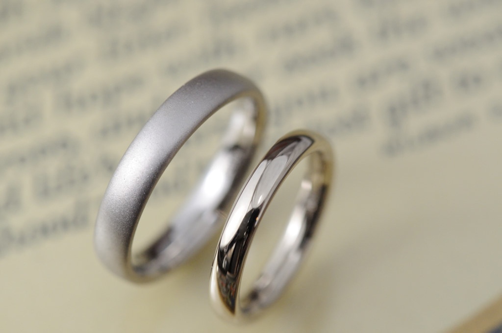 結婚指輪　シャンパンとホワイト　シンプルアンドスタンダード