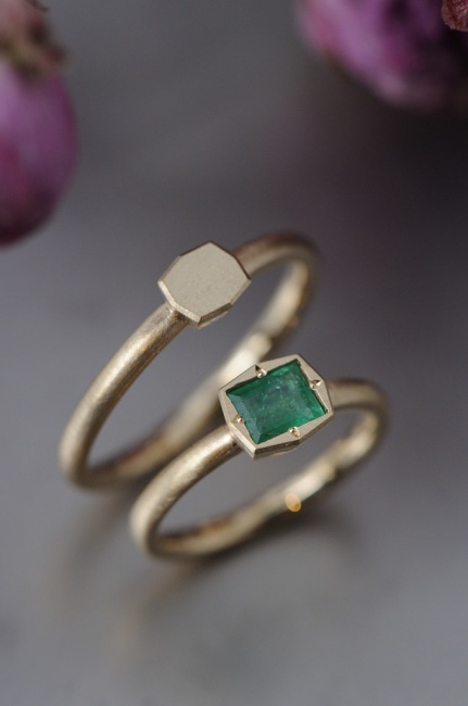 5月のエメラルド　ペアのエンゲージリング