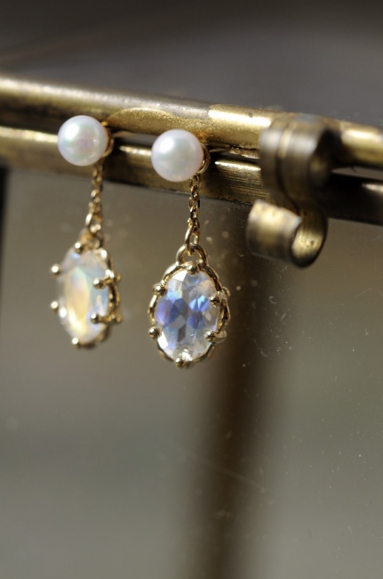 ソールドアウトですがムーンストーンピアス