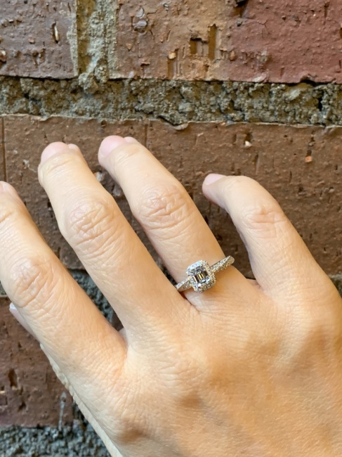 エメラルドカットダイヤモンドのエンゲージリング