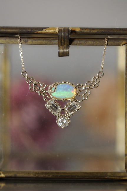 オーダーメイドと　明日は13時より営業いたします