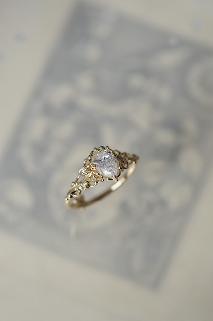 木曜日と金曜日の営業と/ペアシェイプダイヤモンドのオーダーメイド