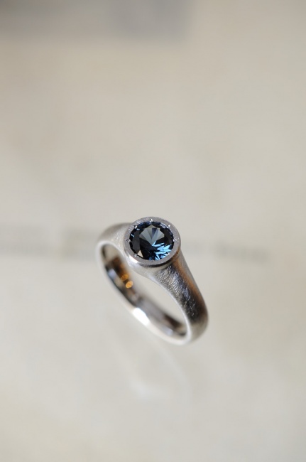 ブルースピネル　と明日は臨時休業です