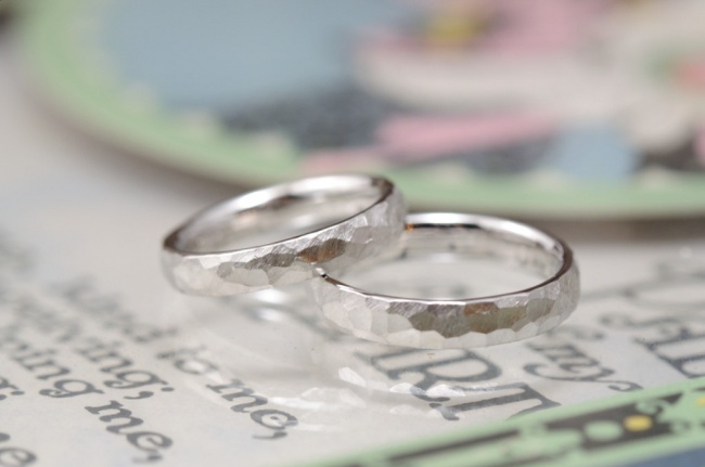 結婚指輪　プラチナ鎚目