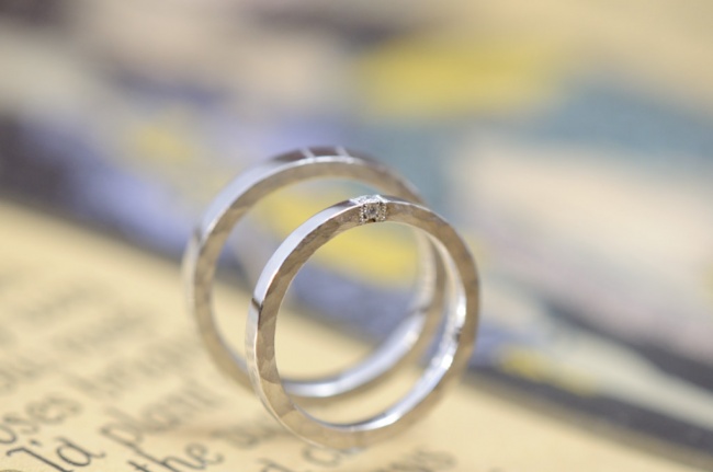 平打ちに鎚目な結婚指輪