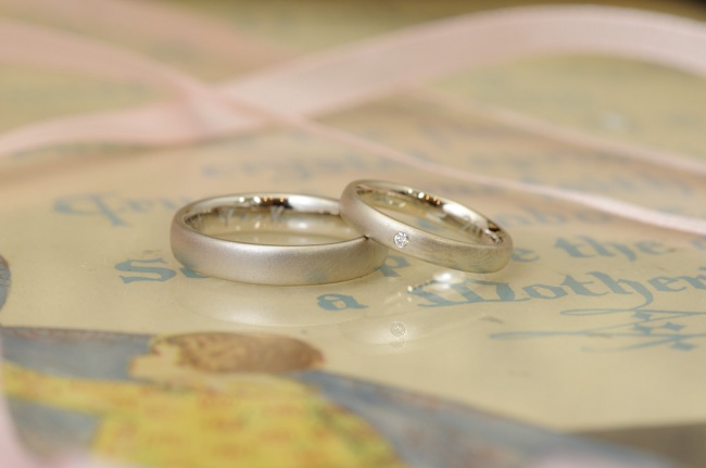 シャンパンゴールドの結婚指輪