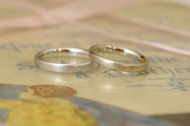 プラチナとシャンパンとブラシの結婚指輪