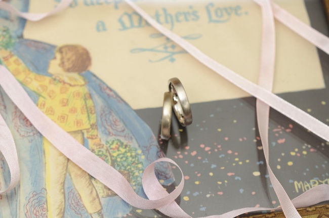 シンプルなシャンパンの結婚指輪