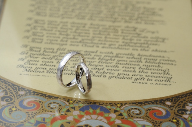 結婚指輪　鎚目のプラチナの