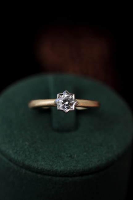 新作の婚約指輪　オクタヴィアリング