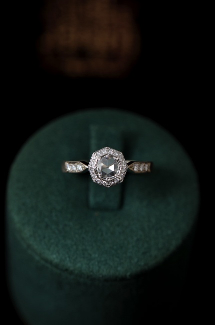 ローズカットとコンビの婚約指輪