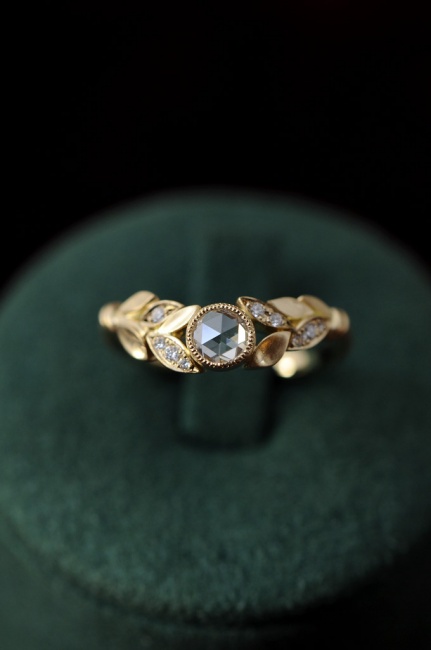 自然の息吹を感じる婚約指輪と結婚指輪