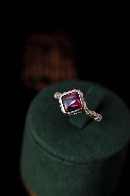 バフトップカット　ガーネットのリング