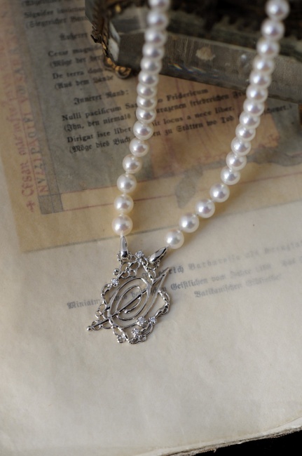 ベビーパールのネックレスイニシャルチャーム添え