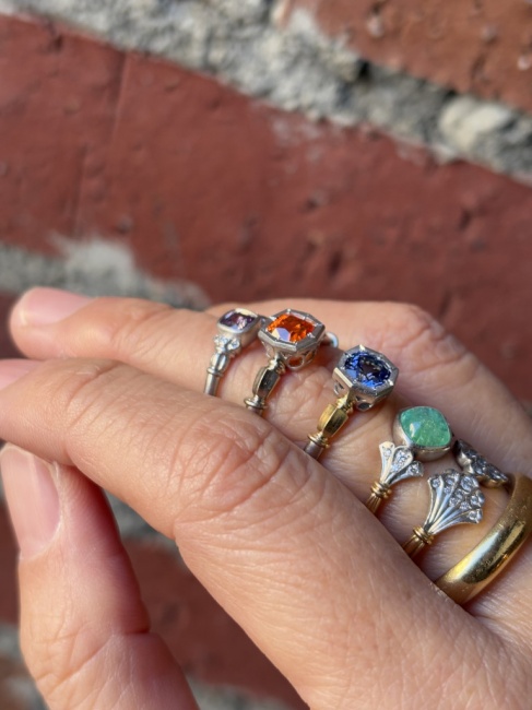 店頭とオンラインと、アップします